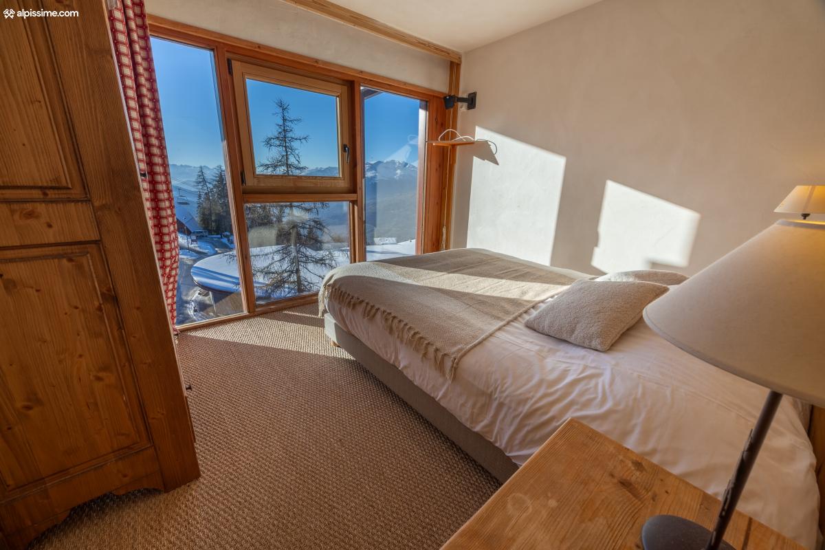 Une chambre master avec salle de bain et WC